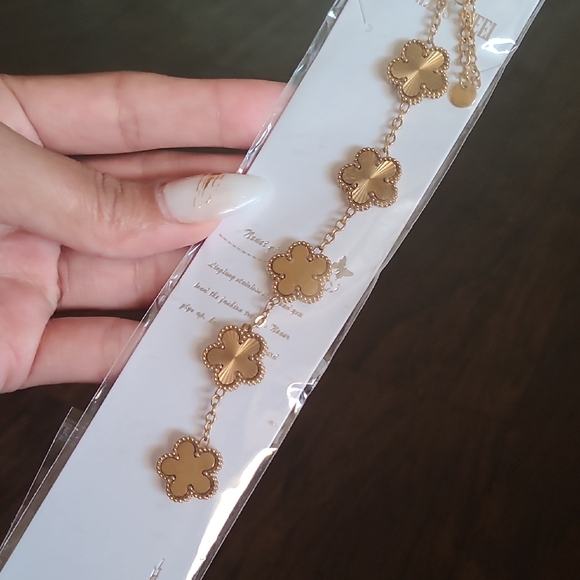 Elegant Gold Clover Bracelet - Picture 1 of 3